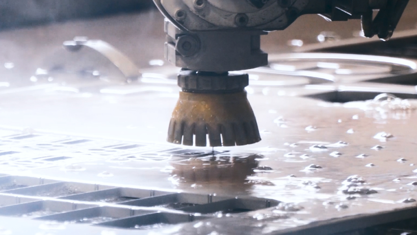 Wasserstrahlschneidkopf mit Hintergrundbeleuchtung zum Schneiden von Metall