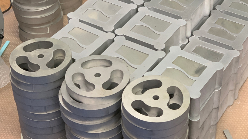 Mehrere Stapel dicker Metallteile